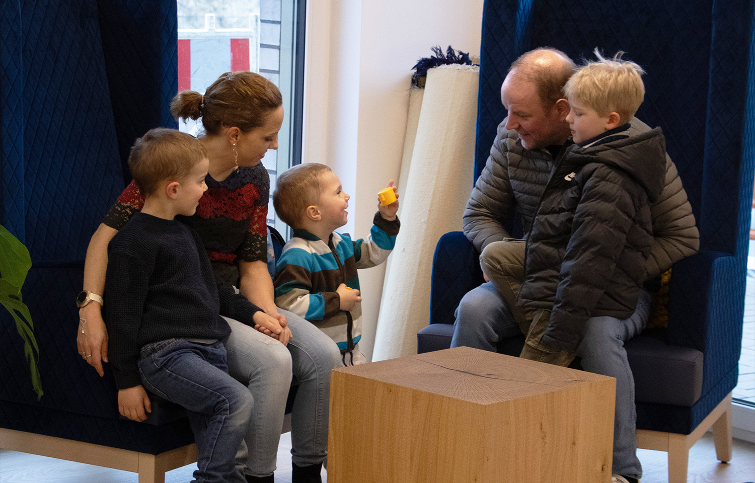 Spielende Kinder mit Erwachsenen