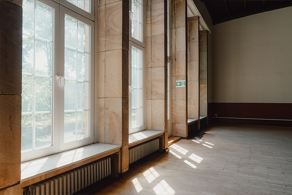 Fensterfront des Saals