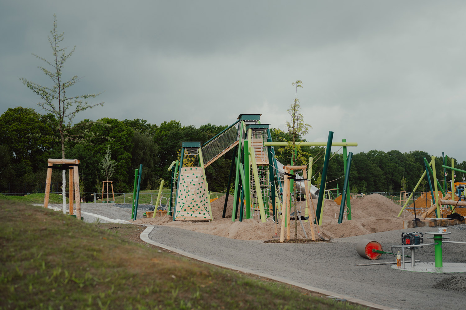 Spielplatz mit Wald Hintergrund 