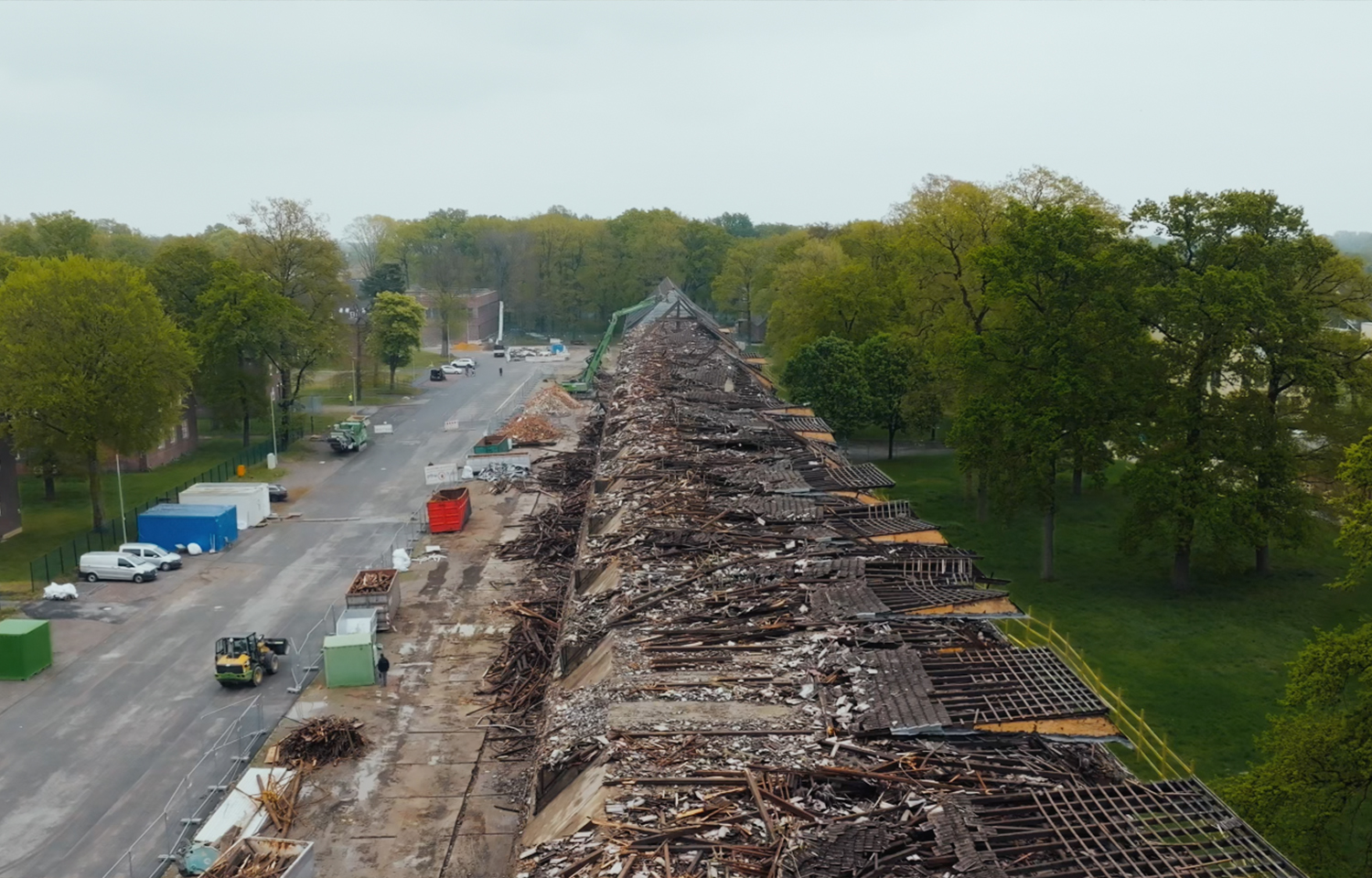 Abriss der Panzerhallen währenddessen