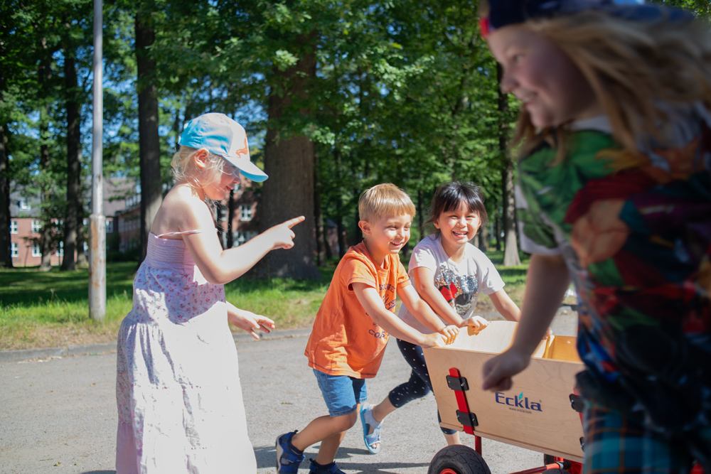 Vier spielende Kinder