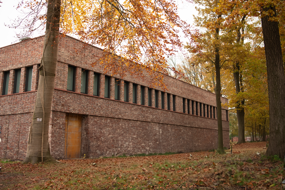 Backsteingebäude inmitten von Bäumen