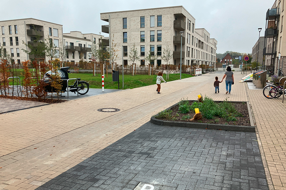 Kinder spielen auf Straße zwischen Häusern