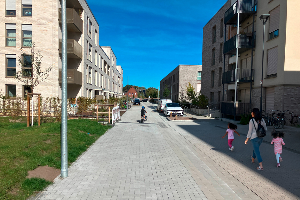 Kinder spielen auf Straße zwischen Häusern