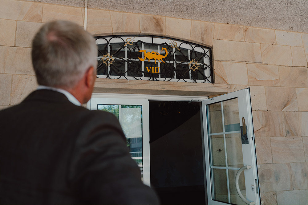 Ein Mann vor dem Eingang des Offizierskasino