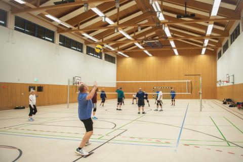 Ein Volleyballspiel in einer Sporthalle