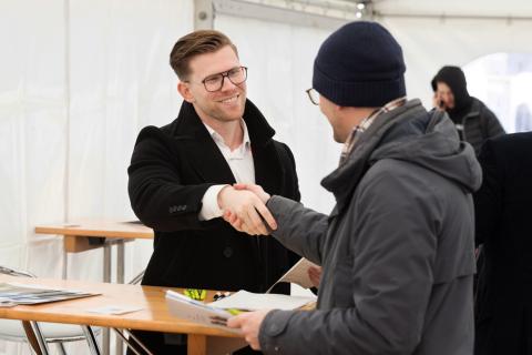 Zwei Männer schütteln sich die Hand