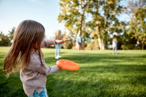 Ein Mädchen wirft einen Frisbee