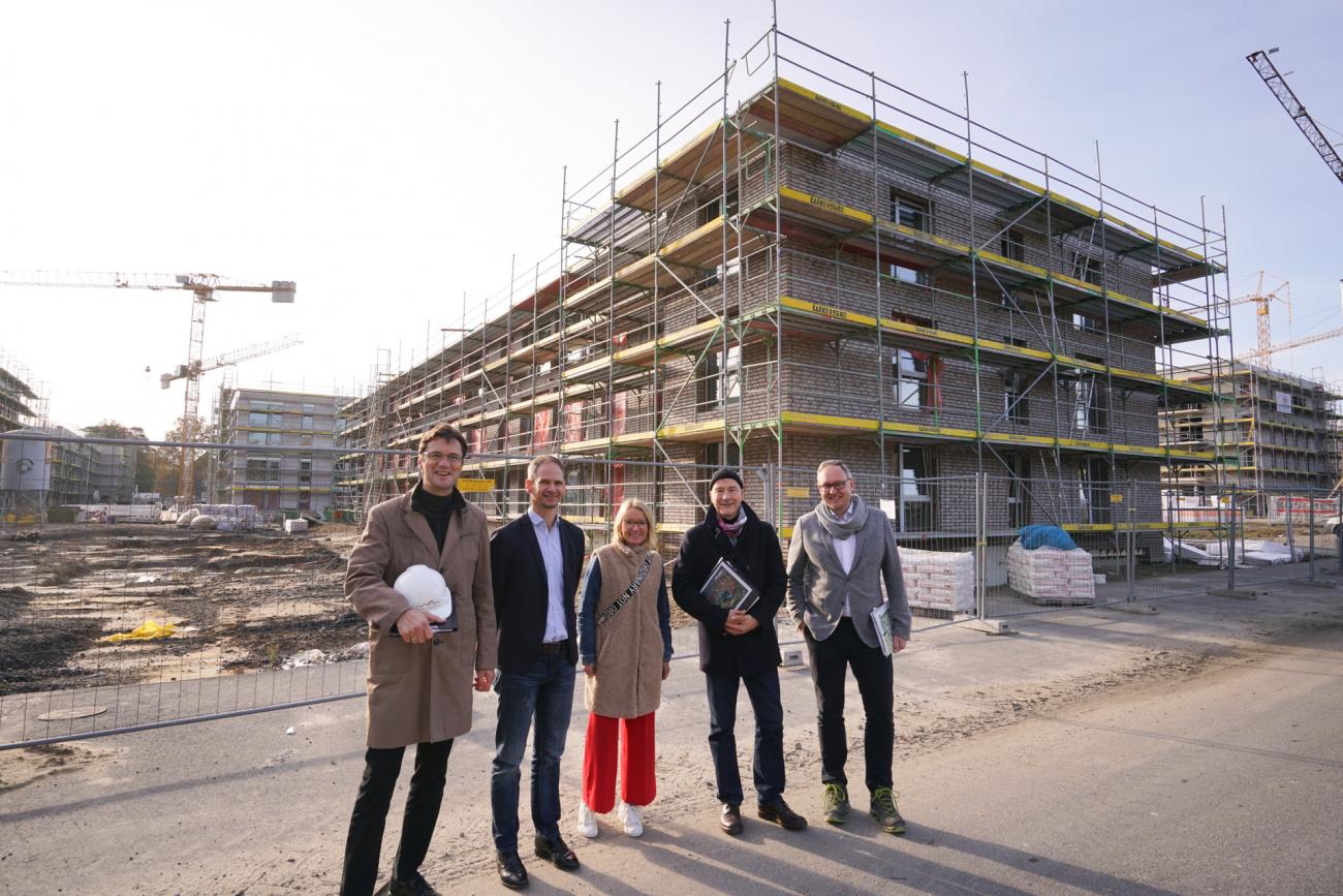 Vorgestellt wurde der Baufortschritt auf dem York-Gelände im Bereich Gartenwohnen durch (v.l.) Stefan Wismann, Projektleiter Christian Schulte-Sienbeck, Katja Stockey, Geschäftsführer Dr. Christian Jäger (Wohn + Stadtbau) und Stephan Aumann, Geschäftsführer der KonvOY. 